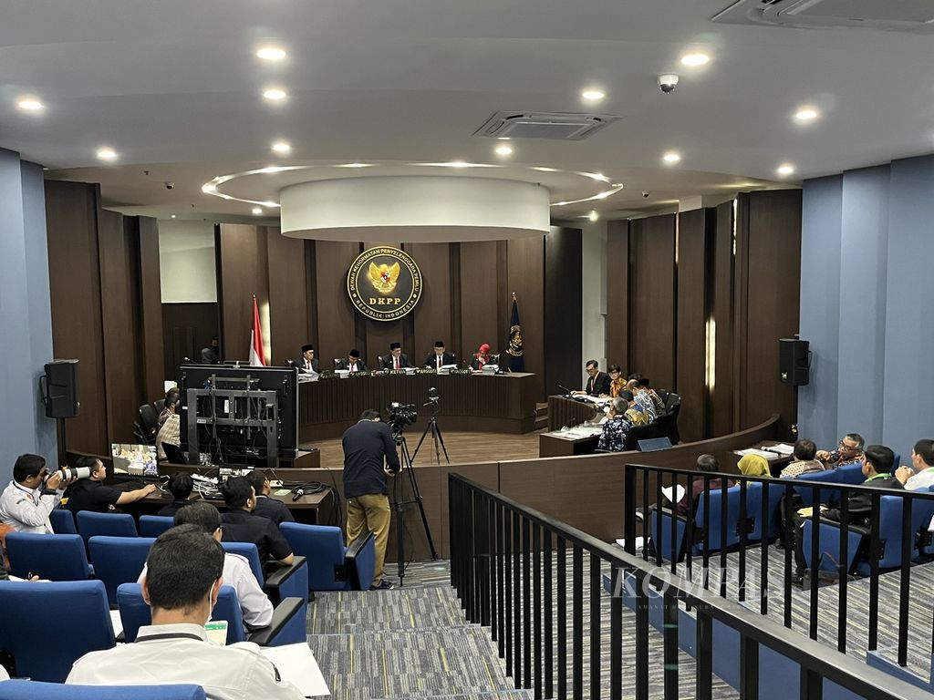 Suasana sidang pemeriksaan dugaan pelanggara etik dengan teradu Pimpinan KPU RI, KPU Sumatera Utara, dan KPU Nias Selatan, yang digelar di ruang sidang Dewan Kehormatan Penyelenggara Pemilu (DKPP), Jakarta, Senin (10/4/2023).