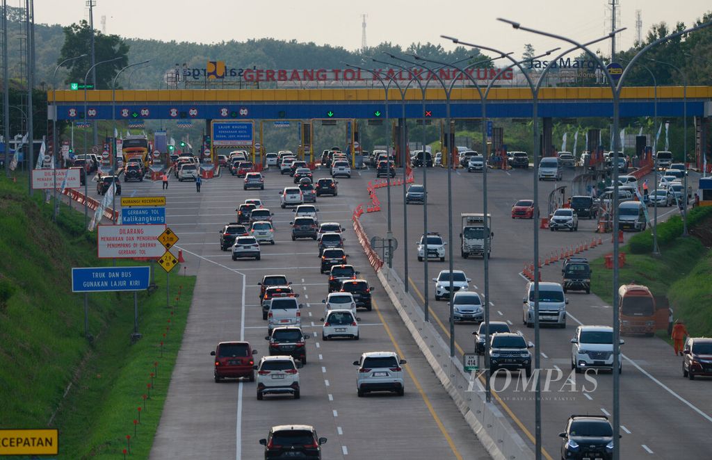 Kepadatan lalu-lintas kendaraan pemudik saat melintas di Gerbang Tol Kalikangkung, Kota Semarang, Jawa Tengah, Jumat (12/4/2024).