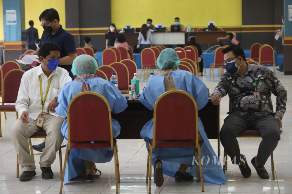 Tenaga kesehatan (nakes) menerima suntikan vaksinasi penguat di Gelanggang Remaja Pulogadung, Jakarta, Selasa (1/8/2022). Kementerian Kesehatan memutuskan memberikan vaksin Covid-19 dosis penguat kedua bagi tenaga kesehatan. Pemberian vaksin ini untuk meningkatkan perlindungan kepada tenaga kesehatan di tengah meningkatnya kasus penularan Covid-19. Tenaga kesehatan merupakan kelompok berisiko tinggiterpapar Covid-19. Menurut rekomendasi dari Komite Penasihat Ahli Imunisasi Nasional, vaksin Covid-19 dosis penguat (booster) kedua perlu diberikan kepada tenaga kesehatan. Vaksin yang digunakan untuk dosis penguat kedua ini merupakan vaksin yang telah mendapatkan persetujuan penggunaan darurat (EUA) dari Badan Pengawas Obat dan Makanan (Badan POM). Targetnya akan diberikan kepada semua SDM (sumber daya manusia) kesehatan yang sudah mendapat booster pertama. 