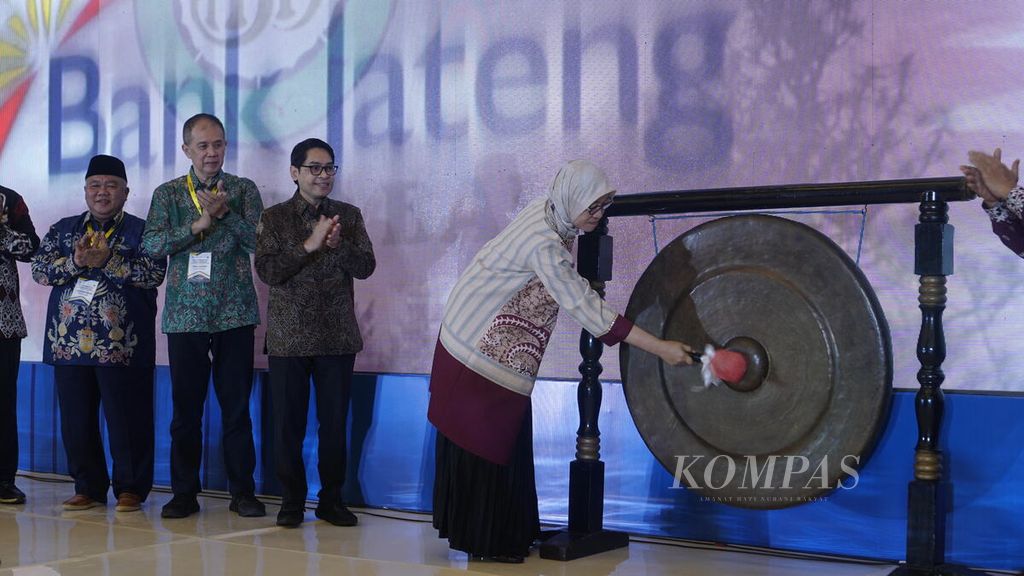 Sekretaris Daerah Kalimantan Timur Sri Wahyuni memukul gong untuk membuka kegiatan Forum Komunikasi Dewan Komisaris (FKDK) Bank Pembangunan Daerah Seluruh Indonesia yang diselenggarakan di Kota Balikpapan, Kalimantan Timur, Kamis (11/5/2023).
