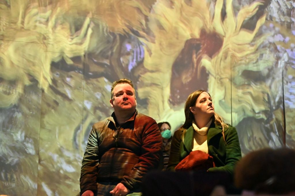 Menikmati tayangan animasi dalam pameran interaktif “Van Gogh–the Immersive Experience”, di London, Jumat (1/4). Melalui pameran tiga dimensi ini, pengunjung diajak mengenal sisi lain sang pelukis sekaligus menari bersama imajinasi pelukis legendaris, Vincent Willem van Gogh.