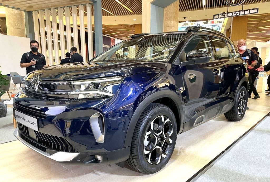 The appearance of the SUV-type car, New Citroen C5 Aircross, when displayed in the shopping mall atrium of Kota Kasablanka, South Jakarta, on Wednesday (7/12/2022).