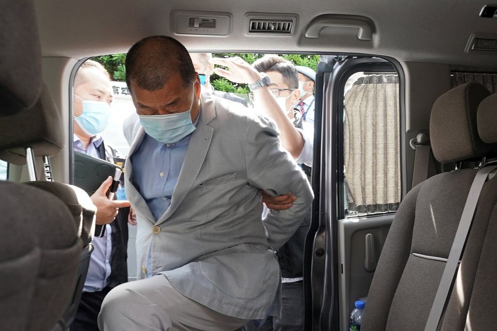 Taipan media Hong Kong, Jimmy Lai, masuk ke dalam mobil setelah ditangkap otoritas keamanan Hong Kong di rumahnya, Senin (10/8/2020). Otoritas keamanan Hong Kong menangkap Lai dan menggeledah kantor <i>Apple Daily</i> dan <i>Next Media</i> berdasarkan UU Keamanan Baru China yang menuduh Lai berkolusi dengan pihak asing. 