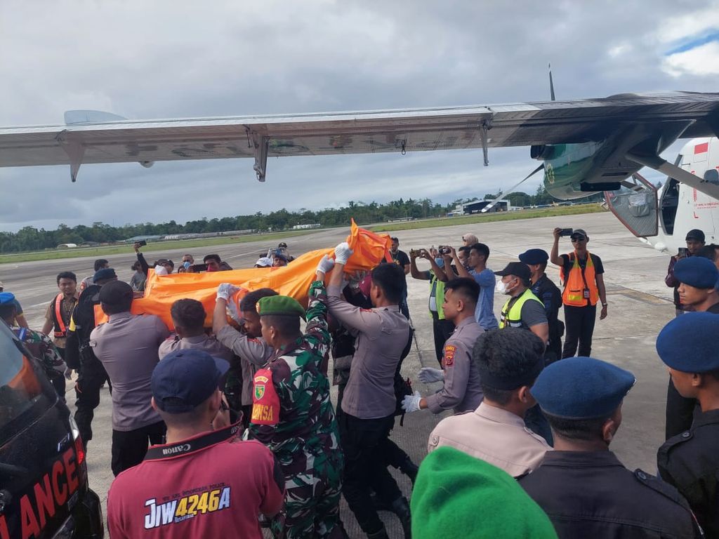 Proses evakuasi salah satu dari 10 jenazah korban serangan KKB di Timika, Kabupaten Mimika, Papua, Sabtu (16/7/2022).