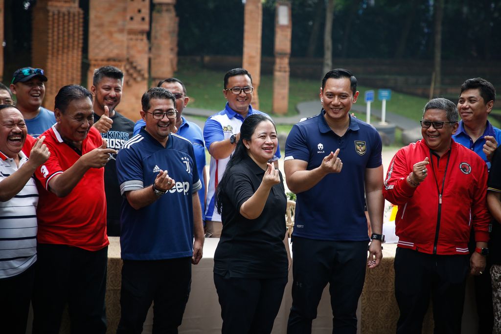 Ketua DPP Partai Demokrasi Indonesia Perjuangan (PDI-P) Puan Maharani (ketiga dari kanan), Ketua Umum Partai Demokrat Agus Harimurti Yudhoyono (kedua dari kanan), Sekretaris Jenderal PDI-P Hasto Kristiyanto (kanan), Sekretaris Jenderal Partai Demokrat Teuku Riefky Harsya (ketiga dari kiri), dan jajaran pengurus kedua partai berfoto bersama di kawasan Gelora Bung Karno, Jakarta, Minggu (18/6/2023).