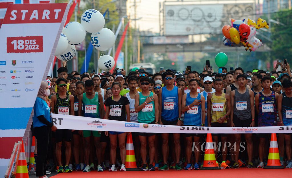 Ribuan pelari bersiap mengawali start lomba lari Semarang 10K Powered by Isoplus di Kota Semarang, Jawa Tengah, Minggu (18/12/2022).