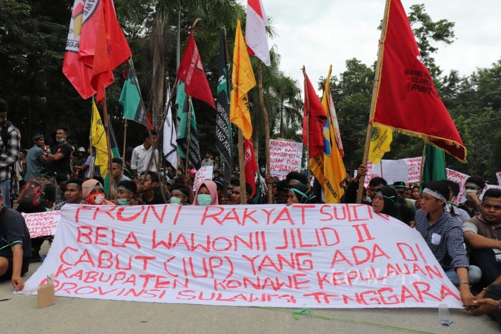 Unjuk rasa menuntut pemerintah mencabut izin usaha pertambangan di Kabupaten Konawe Kepulauan digelar Front Masyarakat Sultra Bela Wawonii di Kendari, Sulawesi Tenggara, pada 14 Maret 2019.