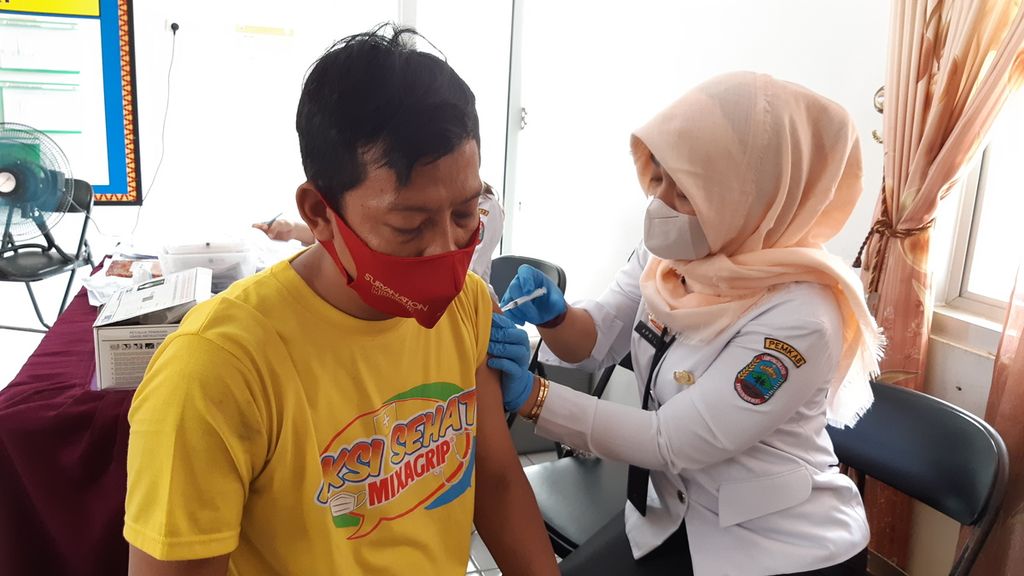 Petugas memberikan layanan vaksinasi Covid-19 untuk warga di Puskesmas Tanjung Sari, Desa Tanjung Sari, Kecamatan Natar, Lampung Selatan, Rabu (12/1/2022). Sejumlah puskesmas di Lampung mulai memberikan vaksin penguat untuk warga lansia.