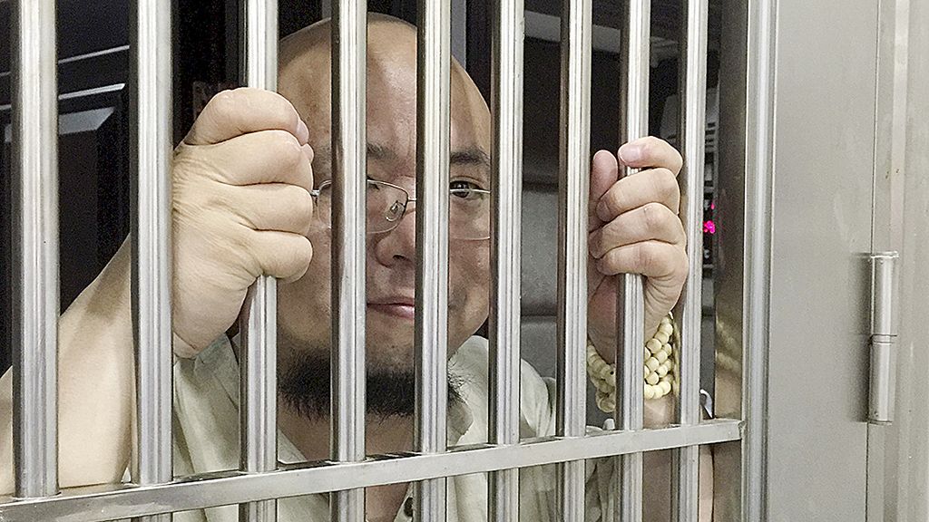 Dalam foto tanggal 19 Mei 2015 ini, Wu Gan berada di balik jeruji besi di sebuah kantor polisi di Nanchang, Provinsi Jiangxi, China. Wu Gan, Selasa (26/12), dijatuhi hukuman 8 tahun penjara karena dinilai terbukti melakukan kejahatan subversif. 