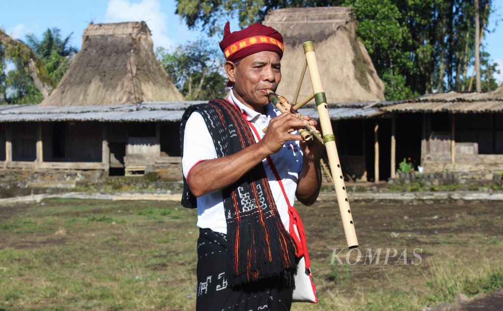 Marselus Selu (64) meniup foy doa, alat musik tradisional Ngada yang terbuat dari bambu, di Kampung Adat Wogo, Desa Ratogesa, Kecamatan Golewa, Kabupaten Ngada, Nusa Tenggara Timur, Rabu (22/6/2022).