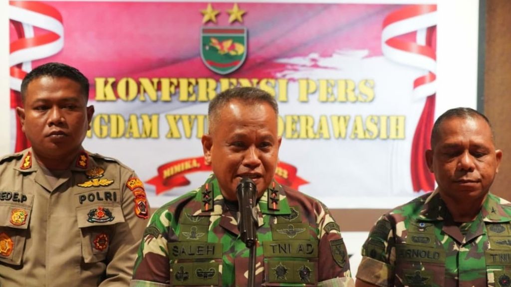 Panglima Komando Daerah Militer XVII/Cenderawasih Mayor Jenderal Muhammad Saleh Mustafa saat memberikan keterangan pers di Kota Timika, Kabupaten Mimika, Senin (5/9/2022).
