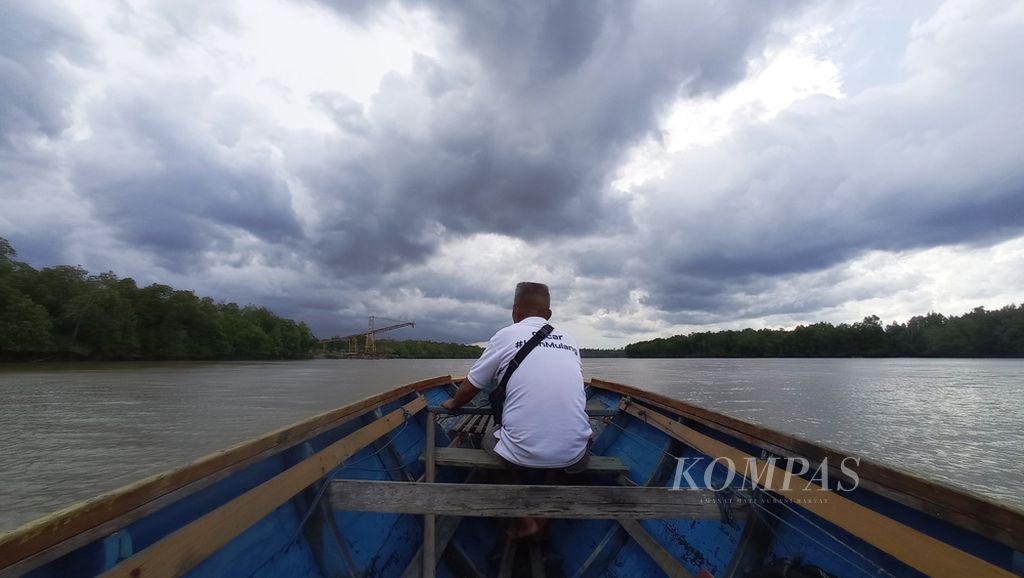 Nelayan Jenebora, mulai melaut pada MInggu (6/3/2022) di Moan, Teluk Balikpapan, Kalimantan Timur. Para nelayan di Jenebora dan sekitarnya berharap pembangunan IKN tidak merusak wilayah mangrove yang jadi pusat mata pencaharian warga.