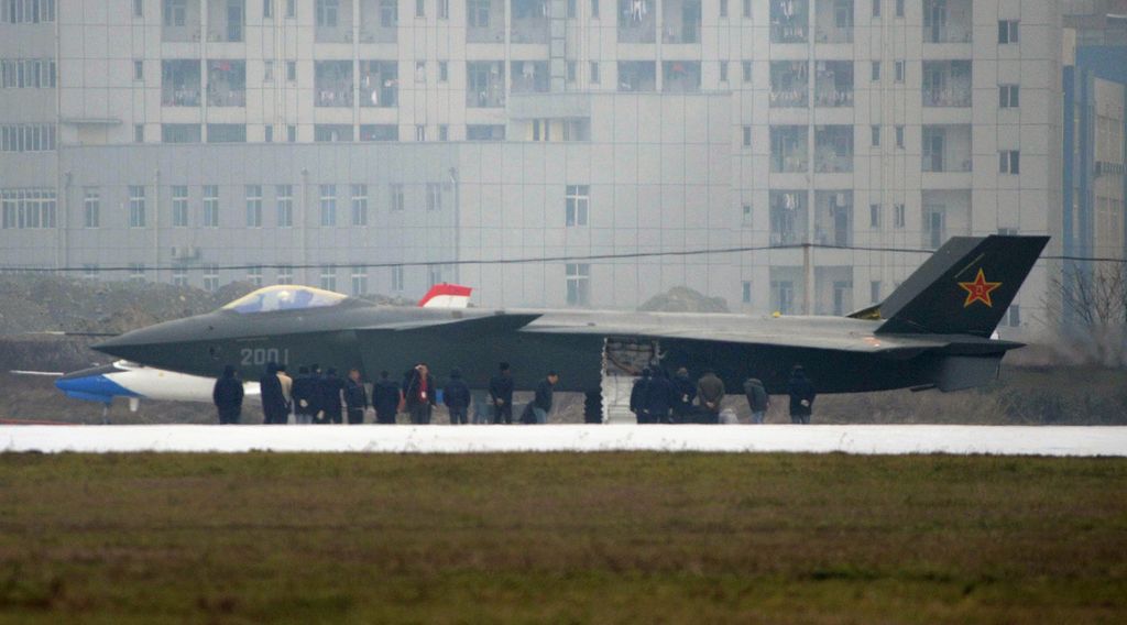 Foto yang dirilis pada Rabu (5/1/2011) mempertunjukkan sejumlah orang berkerumun di sekitar pesawat siluman jenis <i>stealth </i>J-20 bikinan China, beberapa saat sebelum uji coba prototipe pesawat jenis itu di landas pacu Chengdu, China Barat Daya.