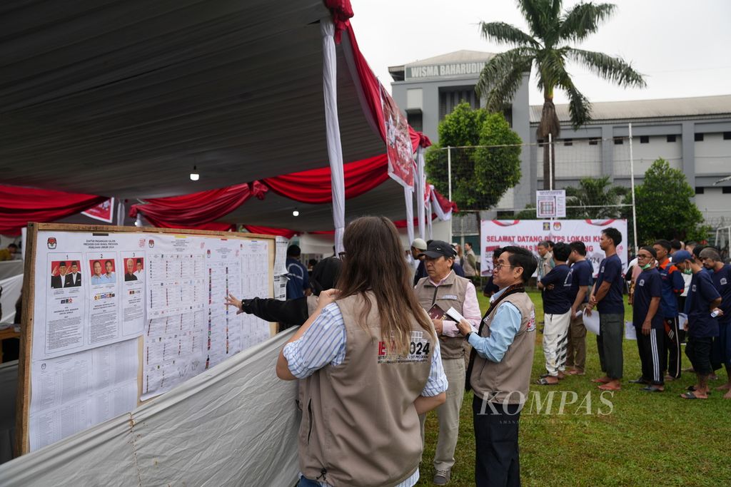 Perwakilan Indonesia Election Visit Program 2024 memantau pelaksanaan pencoblosan Pemilu 2024 di Lapas Kelas I Cipinang, Jakarta Timur, Rabu (14/2/2024). 