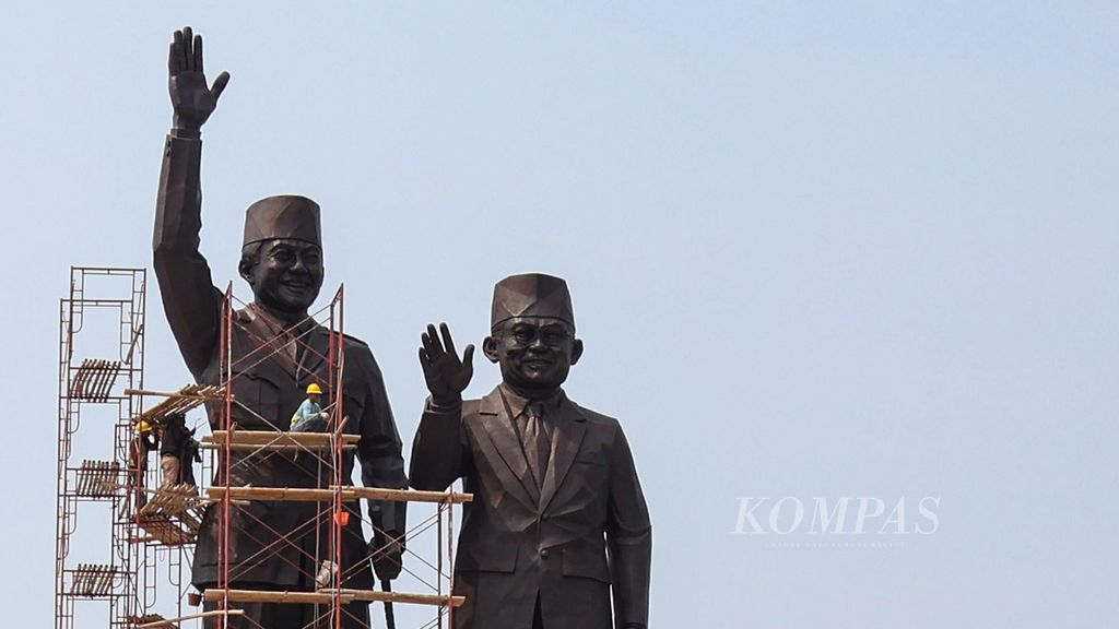 Proyek pembangunan Monumen Soekarno-Hatta di Pantai Indah Kapuk (PIK) 2, Kabupaten Tangerang, Banten, Selasa (12/12/2023).