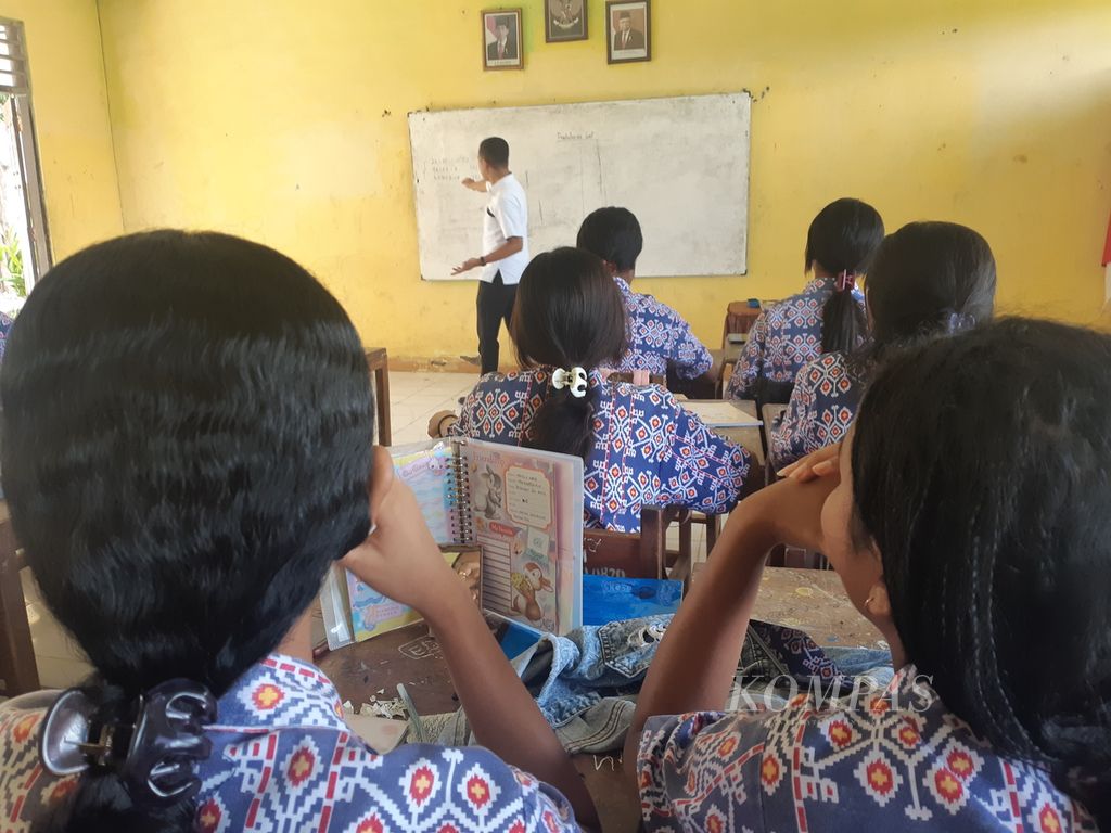Para siswa menyimak pemaparan Yulius Aprian Klau, guru di SMA Negeri 1 Kupang Timur, Kabupaten Kupang, Nusa Tenggara Timur, Rabu (23/11/2022). 