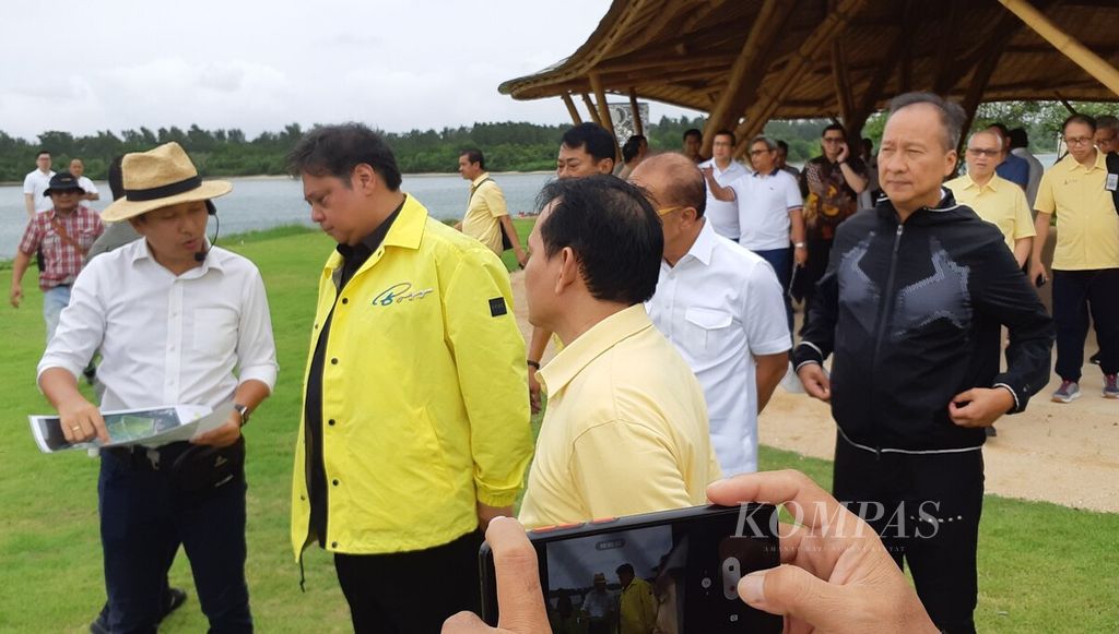 Menteri Koordinator Bidang Perekonomian Airlangga Hartarto (kedua dari kiri) didampingi Menteri Perindustrian Agus Gumiwang Kartasasmita (kanan) ketika berada di kawasan Kura-Kura Bali, Denpasar Selatan, Kota Denpasar, Sabtu (4/2/2023).