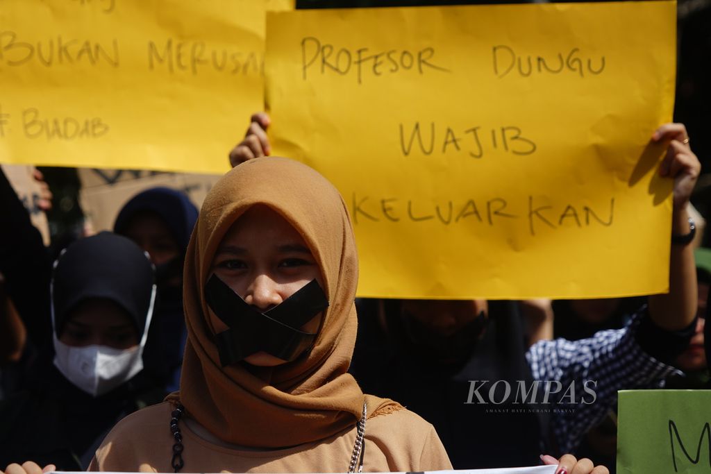 Massa dari Aliansi Anti Kekerasan Seksual menggelar aksi damai di rektorat Universitas Halu Oleo (UHO), di Kendari, Sulawesi Tenggara, Jumat (29/7/2022). Mereka menuntut kampus menjatuhkan sanksi berat seorang oknum guru besar yang dilaporkan melakukan tindakan pelecehan terhadap mahasiswi. Pihak kampus juga didesak untuk berpihak dan memberikan pendampingan psikologis terhadap korban.