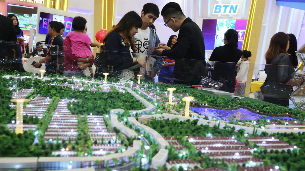 Pengunjung milenial mendapat penjelasan tentang perumahan yang ditawarkan pada Indonesia Property Expo 2020 di Jakarta Convention Center, Jakarta, Sabtu (15/2/2020).