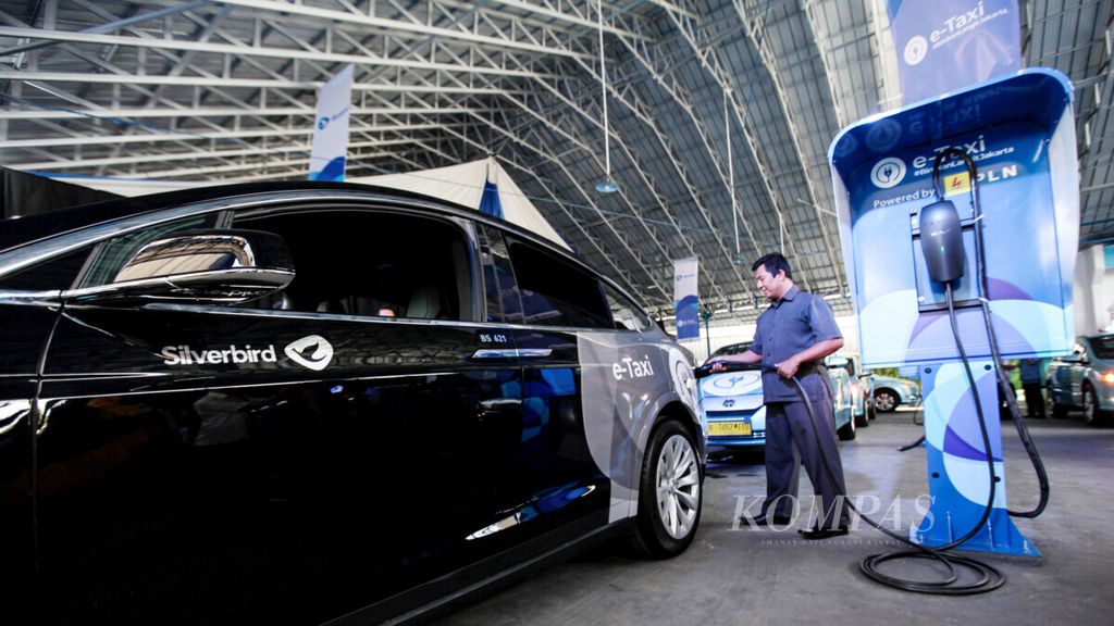 PT Blue Bird, Tbk meluncurkan mobil tenaga listrik sebagai armada terbarunya di Jakarta, Senin (22/4/2019). 