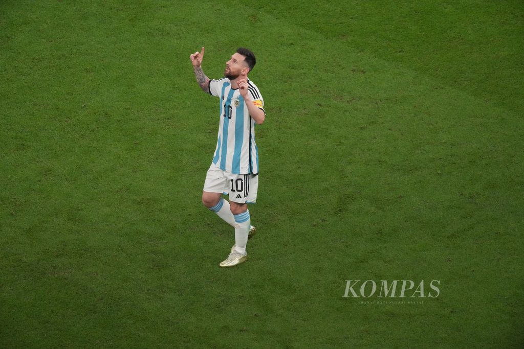 Pemain Argentina, Lionel Messi, merayakan gol yang dicetak ke gawang Kroasia di babak semifinal Piala Dunia 2022 di Stadion Lusail, Qatar, Rabu (14/12/2022) dini hari WIB. Argentina melaju ke final setelah mengalahkan Kroasia, 3-0. 