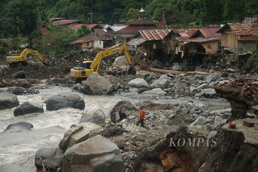 Alat berat memperbaiki aliran Sungai/Batang Anai yang terdampak banjir bandang atau <i>galodo</i> di Lembah Anai, Kabupaten Tanah Datar, Sumatera Barat, Rabu (22/5/2024) pagi. Selain merusak alur sungai, <i>galodo</i> pada 11 Mei lalu juga merusak bangunan di sempadan sungai.