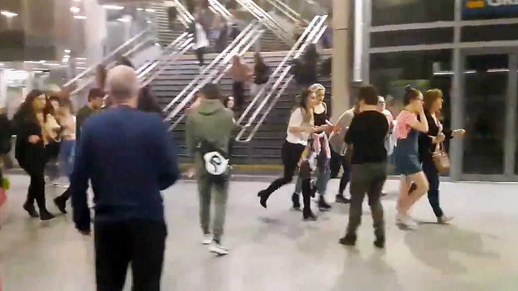 Sejumlah remaja berlarian melewati stasiun kereta Manchester Victoria setelah terjadi ledakan bom di gedung pertunjukan Manchester Arena yang bersebelahan di Manchester, Inggris, Senin (22/5) malam. Pelaku bom bunuh diri meledakkan bom di lobi Manchester Arena di akhir konser penyanyi Amerika Serikat, Ariana Grande. Dalam peristiwa ini sedikitnya 22 orang tewas dan 59 luka-luka. 