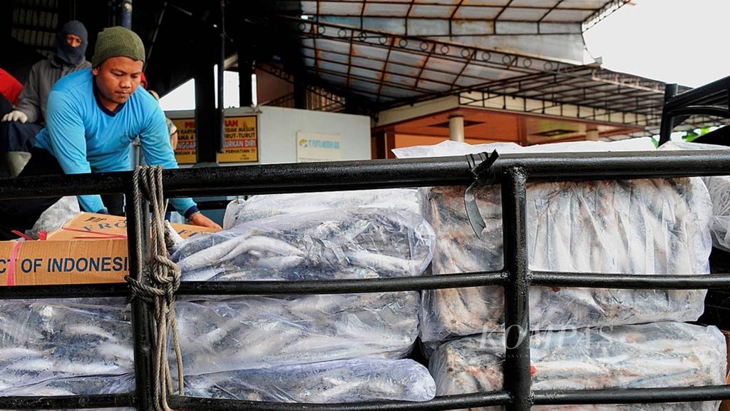 Pekerja memindahkan ikan dari kapal menuju tempat pengolahan di Tempat Pelelangan Ikan Juwana, Kabupaten Pati, Jawa Tengah, Senin (8/1/2018). Pati memiliki pabrik pengolahan ikan dan terkenal dengan komoditas ikan bandeng Juwana.