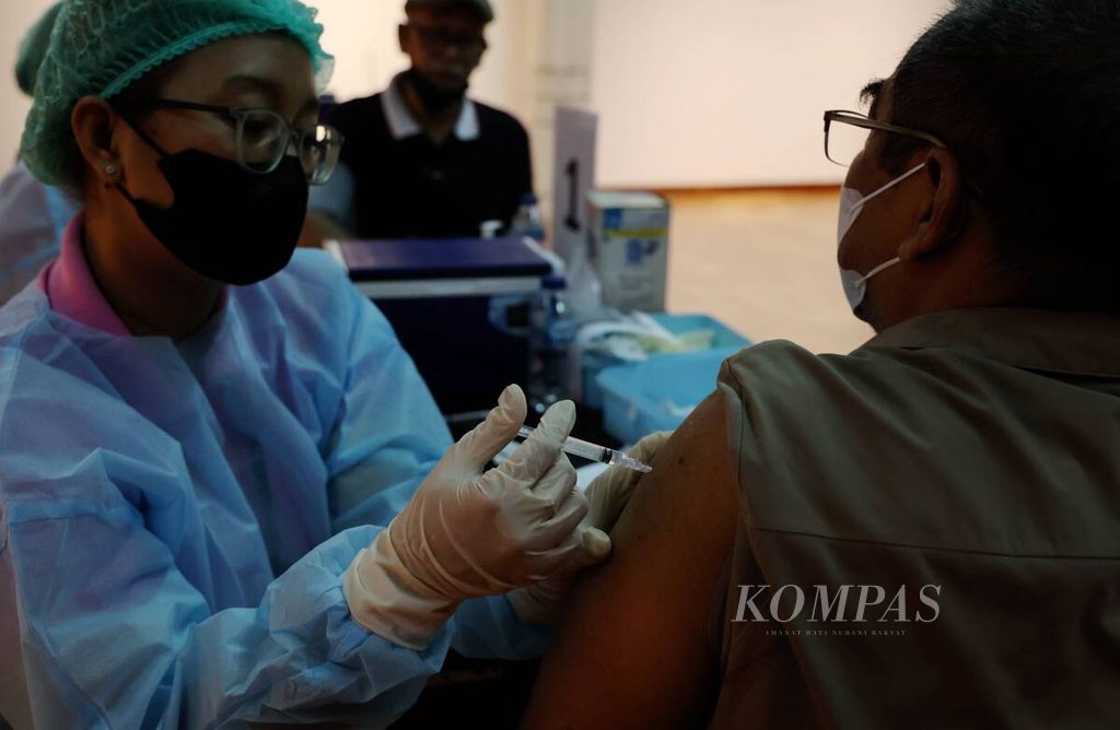 Seorang warga lansia menerima suntikan vaksin Covid-19 penguat kedua saat diadakan vaksinasi penguat untuk purnakarya Kompas Gramedia dan warga lansia di Bentara Budaya Jakarta, di Jakarta, Rabu (14/12/2022).