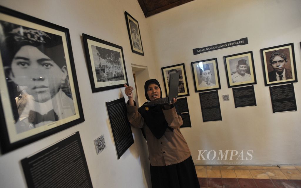 Guru SD Muhammadiyah 12 Surabaya, Lin Hidayati, menjelaskan sejarah Presiden Soekarno kepada siswa kelas VI secara daring di Museum HOS Tjokroaminoto, Surabaya, Jawa Timur, Jumat (14/8/2020). 