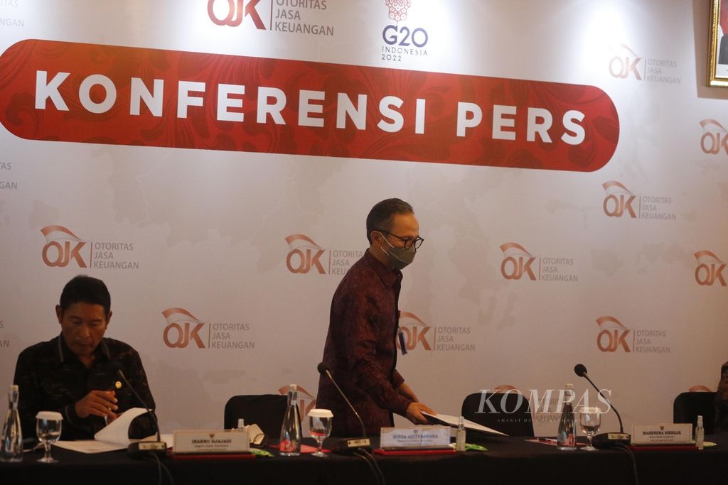 Ketua Dewan Komisioner Otoritas Jasa Keuangan (OJK) Mahendra Siregar (kanan) bersama anggota dewan komisioner yang lain bersiap memberikan keterangan kepada wartawan terkait hasil rapat dewan komsioner bulanan di Jakarta, Senin (5/9/2022). OJK menilai stabilitas sektor keuangan ke depan masih akan tetap terjaga.
