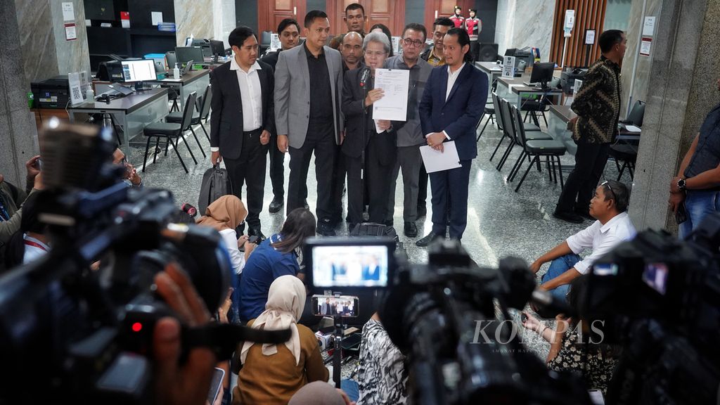 Tim penasihat hukum Ganjar-Mahfud yang dipimpin Todung Mulya Lubis jumpa pers setelah menyerahkan berkas kesimpulan persidangan terkait sidang Perselisihan Hasil Pemilihan Umum (PHPU) kepada petugas Mahkamah Konstitusi di Mahkamah Konstitusi, Jakarta, Selasa (16/4/2024). 