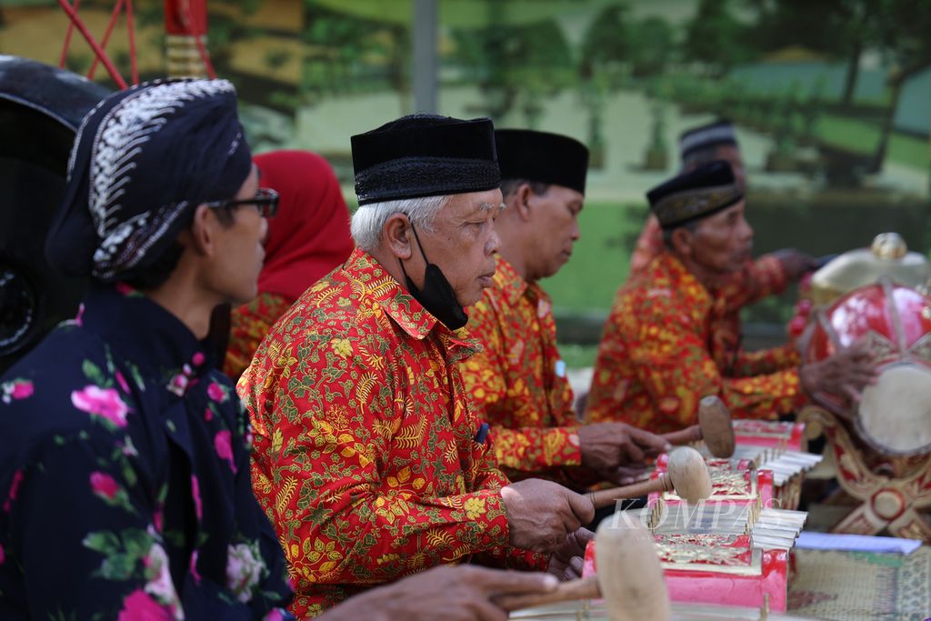 Musisi lansia anggota kelompok Sedyo Sekar Manunggal tampil pada acara peresmian fasilitas Pelayanan Kesehatan Mandiri di Taman Lansia Ceria Bethesda Yakkum di Desa Hargobinangun, Pakem, Sleman, DI Yogyakarta, Senin (6/6/2022). 