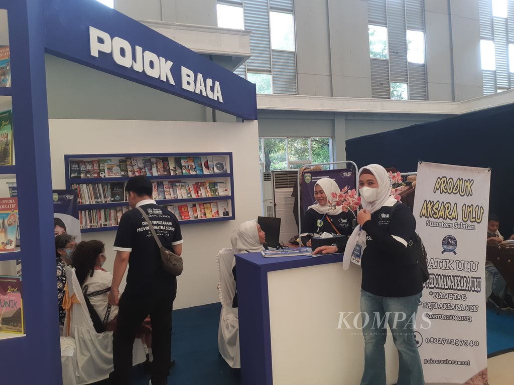 Pojok baca pada Festival Literasi Sumsel tahun 2022 di Kompleks Olahraga Jakabaring Palembang, Sumatera Selatan, Sabtu (5/11/2022). 
