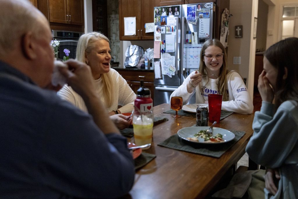 Kate Bulkeley (kedua dari kanan) makan malam bersama keluarganya pada 16 Februari 2024, di Westport, AS. 