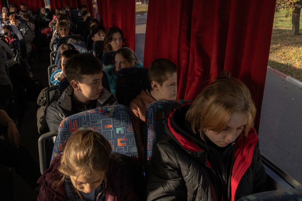 Anak-anak Kherson, Ukraina, dievakuasi ke Ukraina barat, pada 30 Oktober 2023, di tengah invasi Rusia ke Ukraina. Setiap hari Kherson masih menjadi sasaran pengeboman Rusia. 
