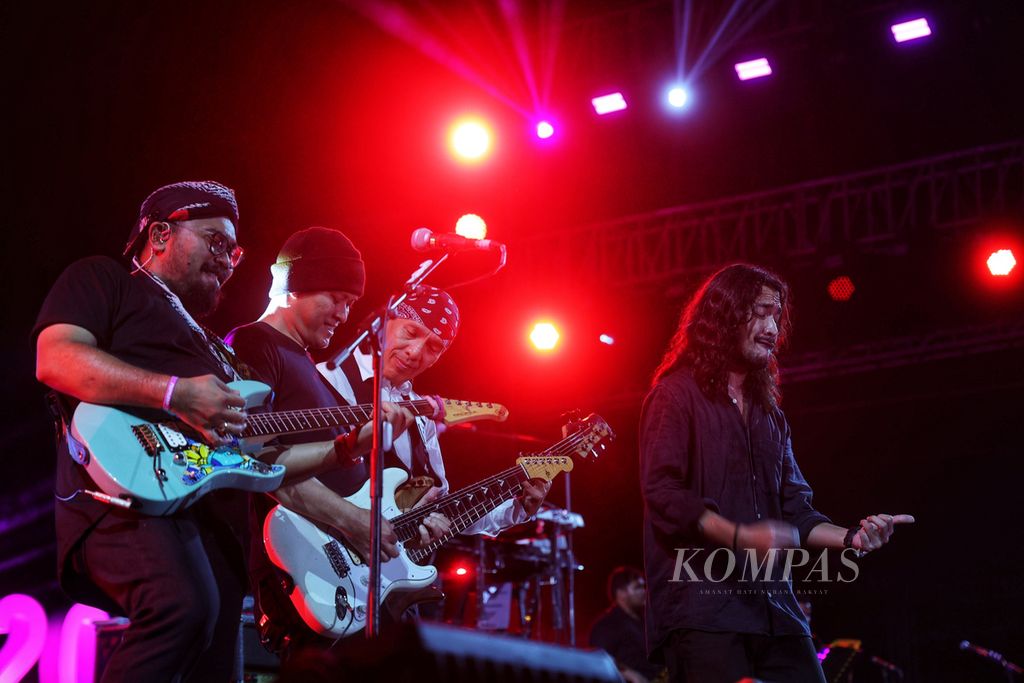 Grup Dewa 19 tampil pada hari ketiga Prambanan Jazz Festival di kompleks Candi Prambanan, Sleman, DI Yogyakarta, Minggu (9/7/2023). Prambanan Jazz Festival tahun ini digelar enam hari dengan menghadirkan 12 grup musik mancanegara dan puluhan grup musik dalam negeri.