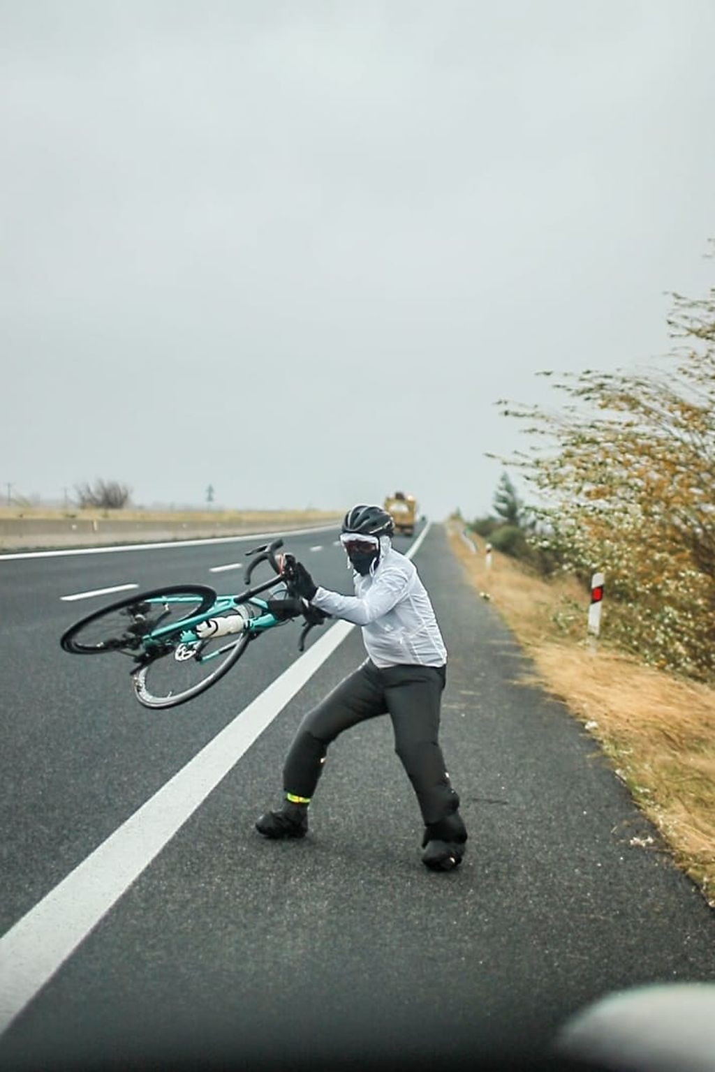 Pesepeda asal Indonesia yang tengah menempuh perjalanan Jakarta-Paris, Royke Lumowa, tersambar angin kencang berkekuatan 38 kilometer per jam di dalam perjalanan Komotini-Kavala, Yunani.