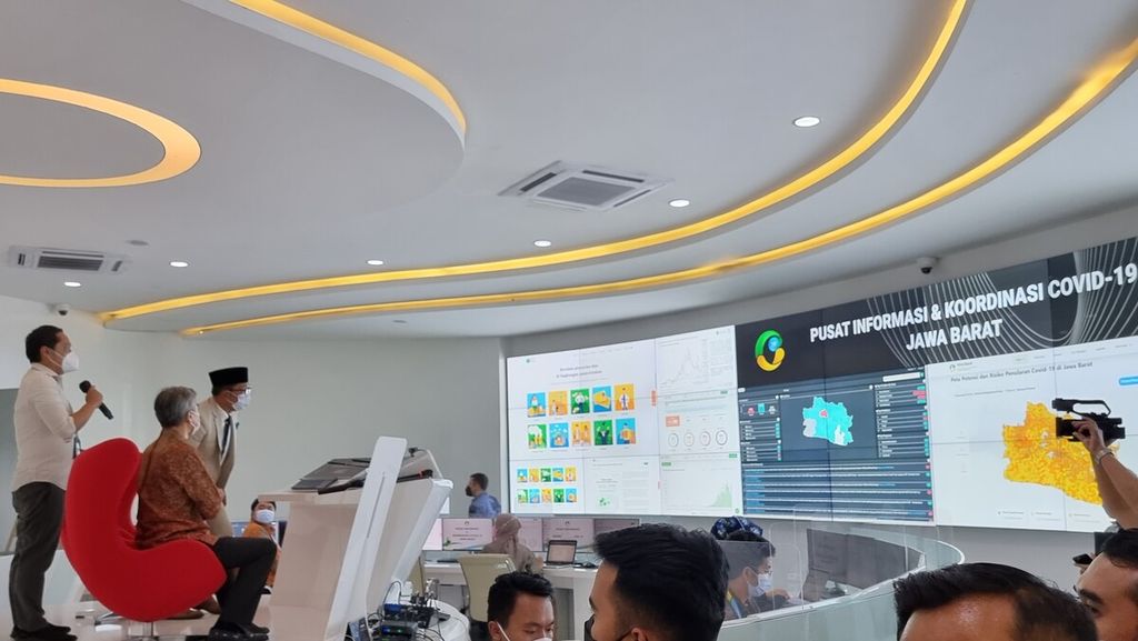Gubernur Jabar Ridwan Kamil memperlihatkan aplikasi Pusat Informasi dan Komunikasi Covid-19 Jabar pada Duta Besar Amerika Serikat untuk Indonesia Sung Y Kim di Bandung, Rabu (23/2/2022).
