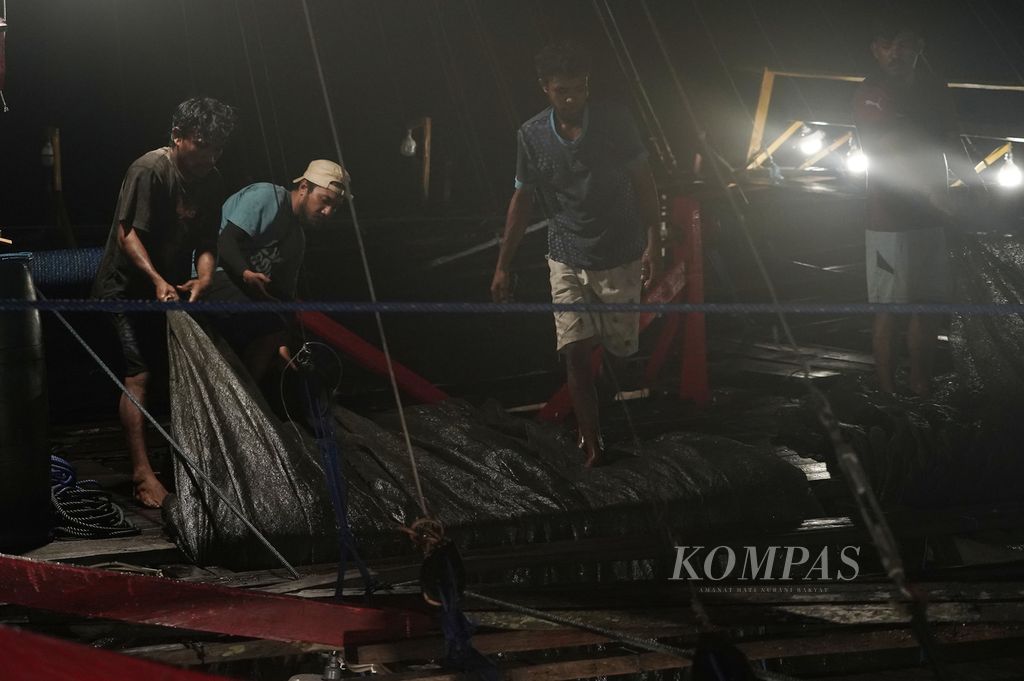 Suasana di atas perahu bagang nelayan di desa Teluk Buli, Kecamatan Maba, Kabupaten Halmahera Timur, Maluku Utara, 5 September 2023. 