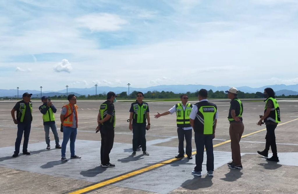 Pihak otoritas Bandara Sultan Hasanuddin melakukan pengecekan berbagai fasilitas, Jumat (4/11/2022). Sebagai bandara yang dekat dengan Bali, pihak otoritas bandara Sultan Hasanuddin menyiapkan tempat parkir unruk pesawat tamu maupun logistik untuk kepentingan KTT G20 di Bali.