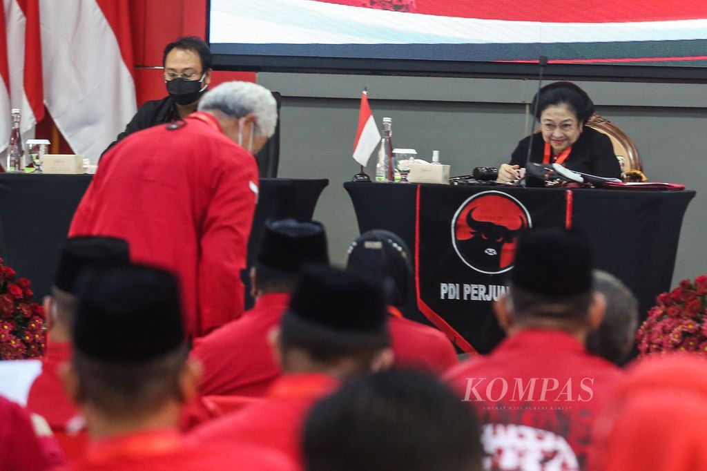 Ketua Umum DPP PDI-P Megawati Soekarnoputri (kanan) menatap Gubernur Jawa Tengah Ganjar Pranowo yang memberikan penghormatan seusai membaca hasil rekomendasi Rapat Kerja Nasional (Rakernas) II PDI-P di Sekolah Partai PDI-P, Lenteng Agung, Jakarta, Kamis (23/6/2022). 