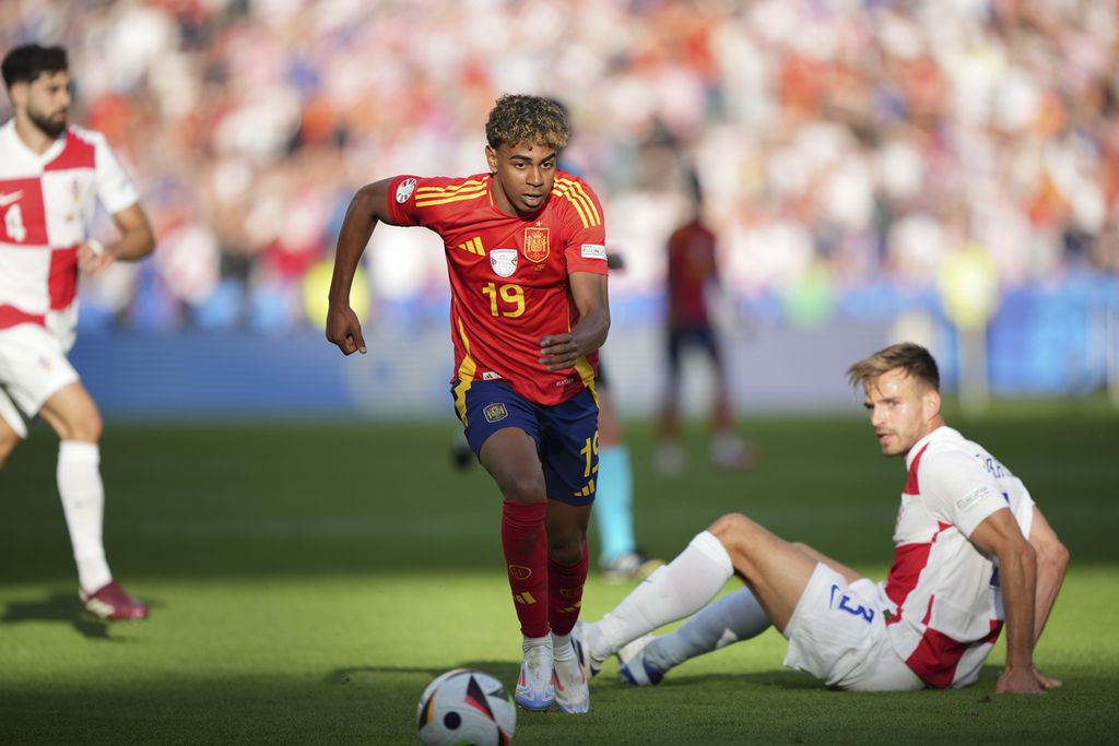 Being the youngest player in the European Cup, why is Lamine Yamal so  important for Spain? - Kompas.id