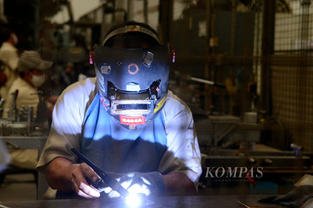 Salah satu bagian dari proses pengerjaan yang sebagian besar berbahan logam antikarat di Pabrik Nayati, Terboyo, Kota Semarang, Jawa Tengah, Kamis (17/9/2020). 