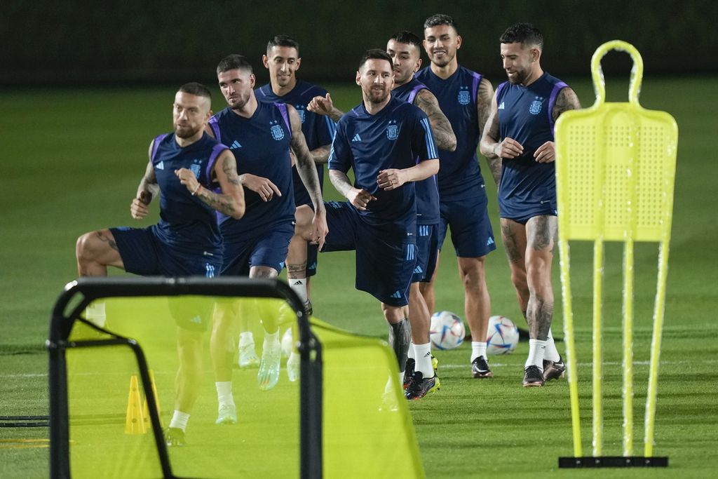 Players warm up during Argentina official training on the eve of the group C World Cup soccer match between Argentina and Mexico, in Doha, Qatar, Friday (25/11/2022).