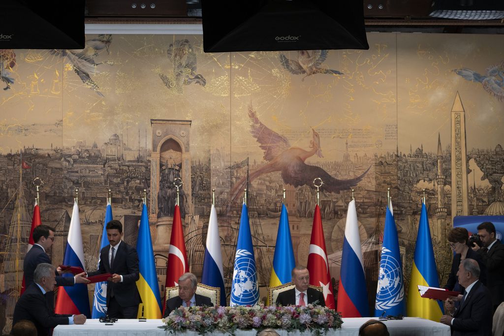 Difasilitasi Turki dan Perserikatan Bangsa-Bangsa, Rusia dan Ukraina sepakat untuk membuka kembali ekspor gandum dan produk biji-bijian Ukraina. Penandatanganan kesepakatan ini disaksikan Presiden Turki Recep Tayyip Erdogan (lima dari kiri) dan Sekjen PBB Antonio Guterres (empat dari kiri) di Istana Dolmabahce, Istanbul, Turki, Jumat (22/7/2022). 