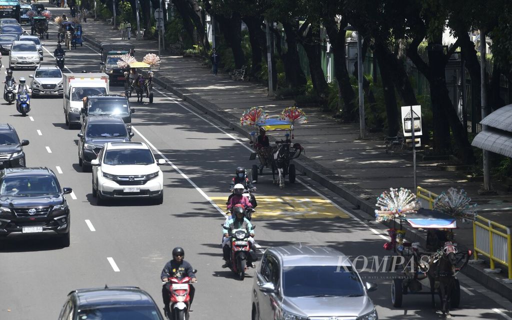 Delman wisata melintas di Jalan Medan Merdeka Barat, Jakarta, Sabtu (7/1/2023).