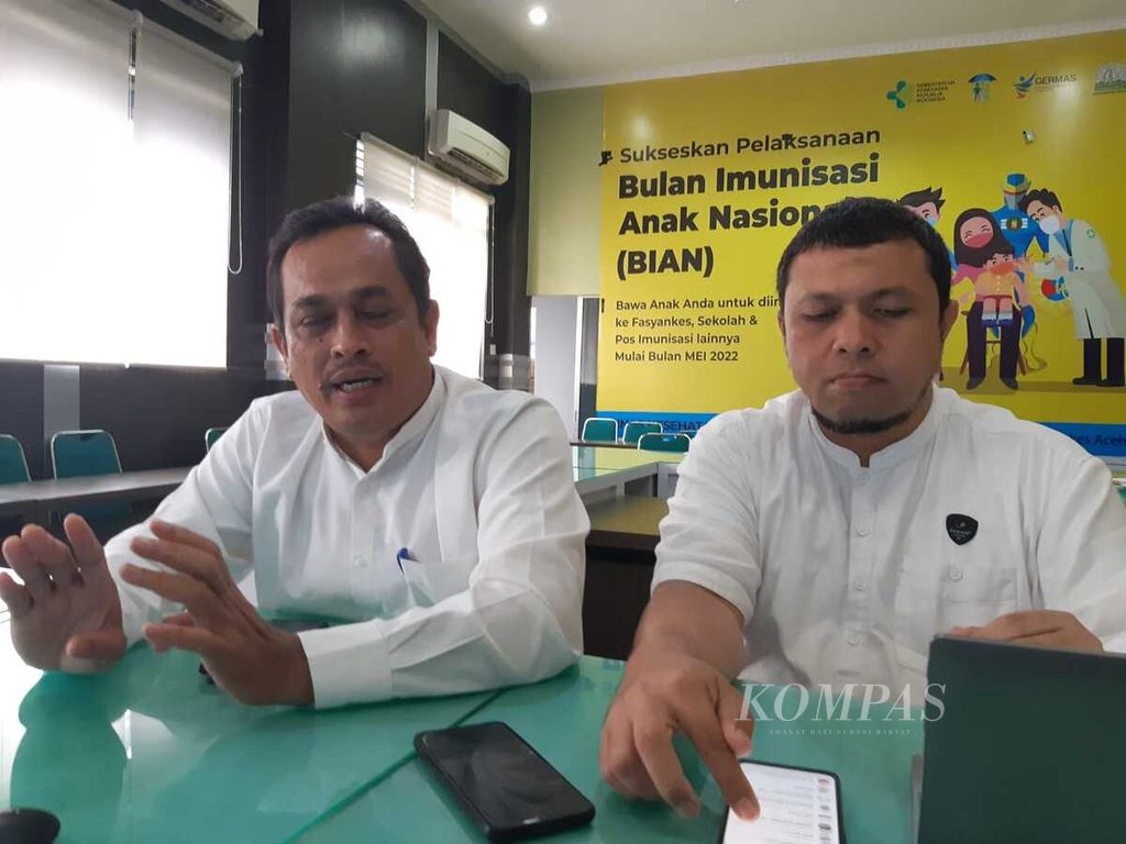 Kepala Dinas Kesehatan Provinsi Aceh Hanif (kanan) memberikan keterangan terkait kasus anak gagal ginjal akut, Jumat (21/10/2022). Di Aceh, 26 anak mengalami gagal ginjal akut dan 21 orang di antaraya meninggal.