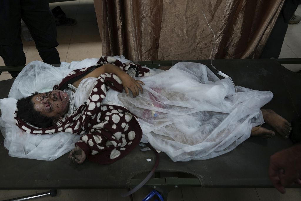 Korban pengeboman Israel di Gaza, Jumat (8/12/2023), menanti perawatan di salah satu rumah sakit di Deir Al Balah, Gaza.  