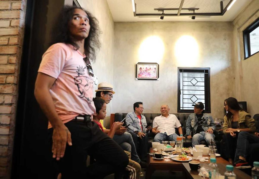 Menteri Koperasi dan UKM Teten Masduki (ketiga dari kanan) mengapresiasi pendirian koperasi para <i>fans</i> grup band Slank yang dikenal Slankers di Warung Potlot, Jakarta, Selasa (17/5/2022). Personel Slank, Kaka (kiri), mendengarkan pembahasan pendirian wadah koperasi yang dibangun Slankers. 